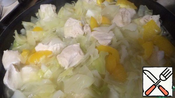 Cut the chicken breast fillet into large pieces and let it boil, i.e. pour half the water into a saucepan or deep frying pan and cook for 15 minutes. under the lid, add the finely chopped onion. Cut the cabbage and bell pepper into small pieces and add to the fillet.