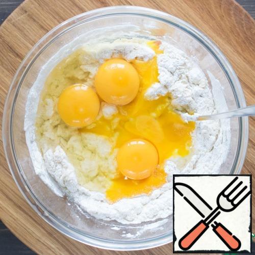 Pour the yeast mixture into the flour mixture while stirring the dough with a fork. Add 3 eggs and 3 yolks, softened butter. 3 protein in this recipe will not be needed. Knead dough.