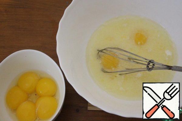 Divide the chicken eggs into whites and yolks. One by one, stir the egg yolks with the milk-butter mixture.