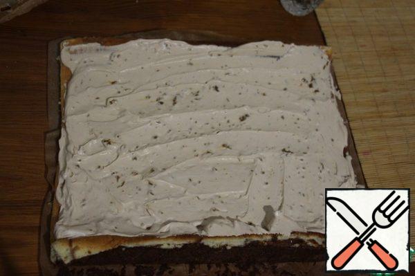 To beat the condensed milk until smooth, you need to mix the condensed milk with a small portion of whipped cream in a separate container with a mixer, and then add the rest of the cream. I also like a little sprinkling of condensed milk.
Carefully unwrap the biscuit, take out the paper that we put inside the biscuit, and carefully pour the sponge cake with cream.
Roll it into a roll again, wrap it in a film and send it to the refrigerator for 1.5 hours to solidify.