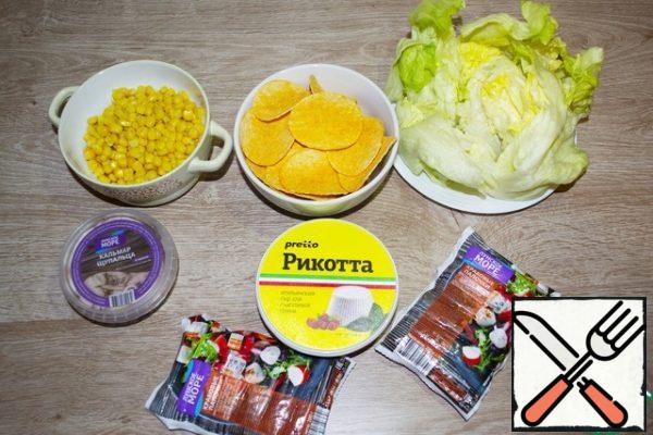 Our snack has a pronounced "sea" taste, so you need to buy only high-quality and selected seafood. I choose from a trusted manufacturer "Lunskoye Sea", because I trust their quality and taste. Lettuce should be chosen without darkened leaves. Chips should be chosen dense in the form of "boats", "Pringles" are ideal.