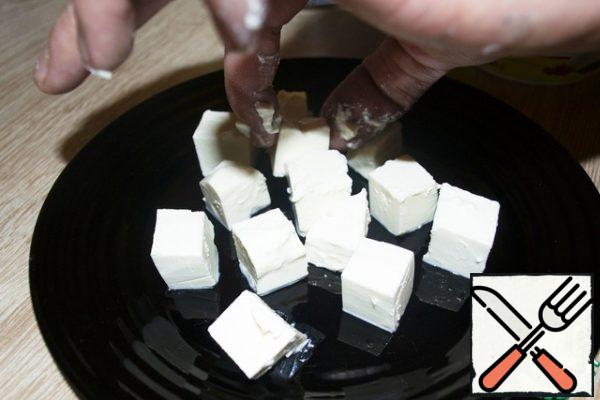 Next, do not cut the cheese coarsely, determine the amount to taste.