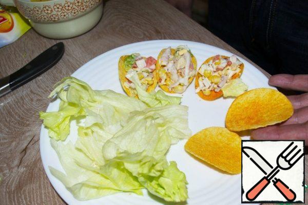 Put the resulting salad on chips and decorate with imitation salmon caviar. Enjoy your meal!