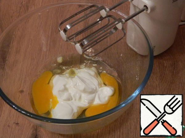Beat eggs, sour cream and vegetable oil for three minutes .