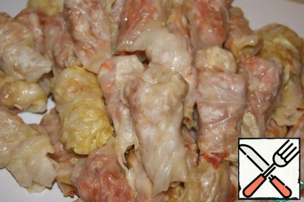 I always try to cook small cabbage rolls - for two bites, by the way, in Bukovina they believe that the smaller the cabbage rolls, the better the hostess!
Cover the baking dish with leftovers and scraps of cabbage leaves. Put cabbage rolls on top.