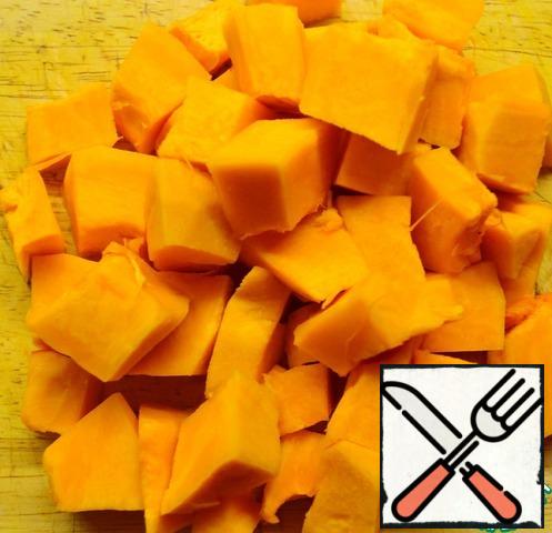 Cut the pumpkin into cubes.