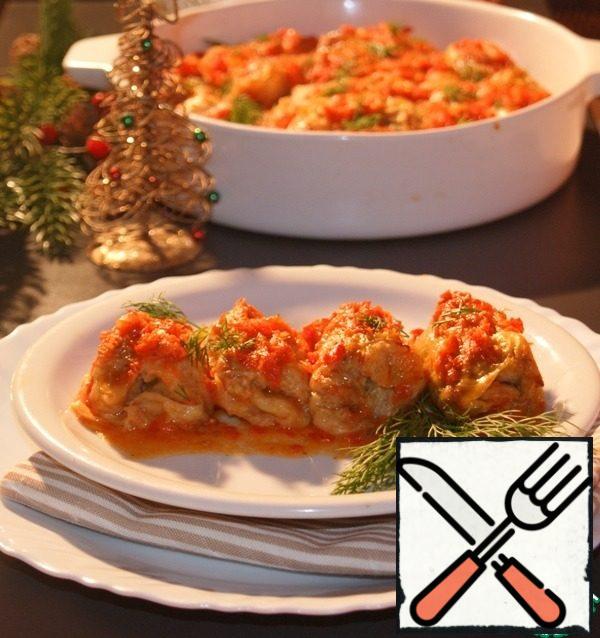 Serve ready-made cabbage rolls with sour cream. It's delicious!
ps. I always cook a lot of cabbage rolls. I freeze semi-finished products by placing them in a container. Cabbage rolls are stored in the freezer for 3 weeks.