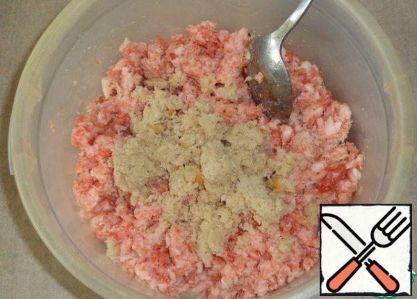 Add salt and seasoning to the minced meat and mix. The pulp of any bread is pre-filled with milk. Add the flesh to the minced meat and mix.