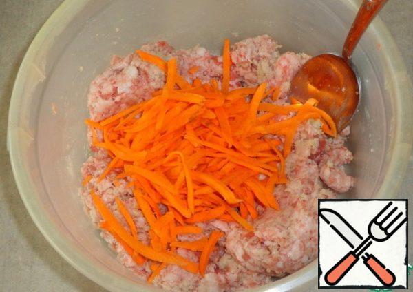 Add the carrots to the minced meat and mix until smooth.