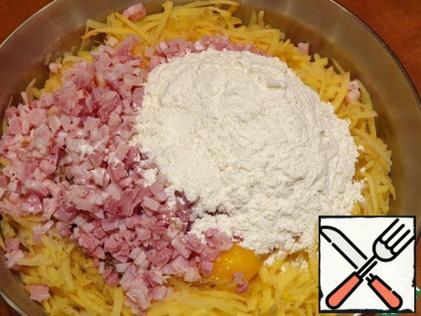 Cooked and baked brisket is enough to cut into small cubes and add to a container with potatoes. Add the sifted flour.