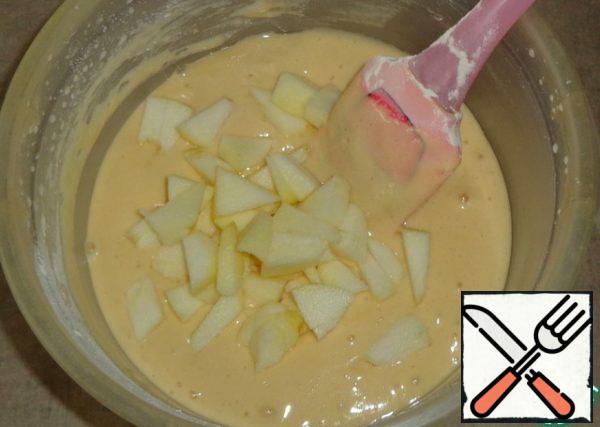 Add the peeled and chopped Apple pulp to the dough. Stir.