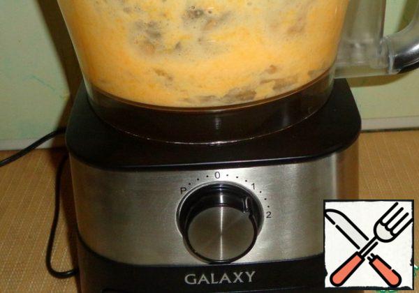Grind the ingredients for the cream until smooth.