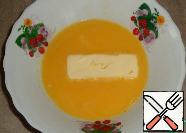 Boil the mass, it will become uniform in color. Then dissolve the butter in a warm liquid.