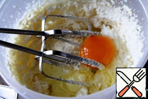 Continuing to beat, enter the eggs one at a time.