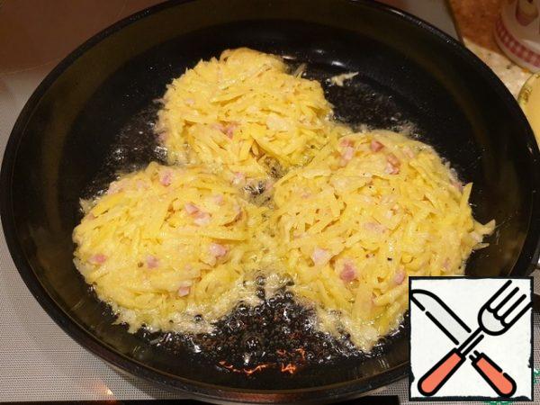 Heat a sufficient amount of vegetable oil in a frying pan well for frying. Place on the pancakes heated in oil. I used a slotted spoon for molding and spreading pancakes to avoid getting excess liquid into the pan.