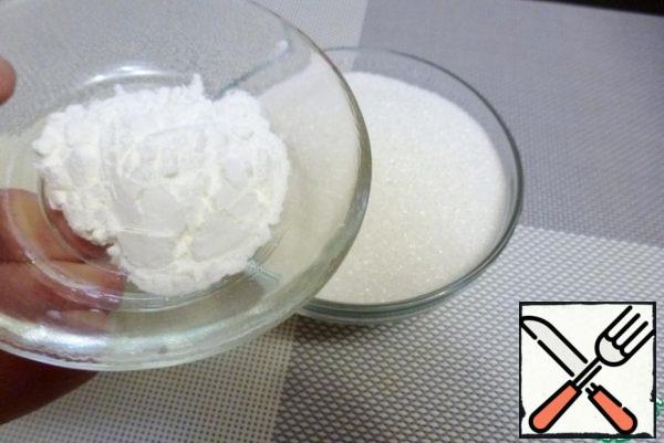Prepare the ingredients for dessert. The whites are very carefully separated from the yolks. Mix corn starch with sugar.