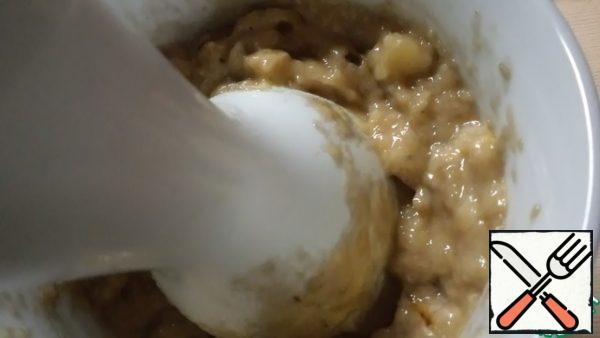Using a blender, chop the banana and add cocoa.