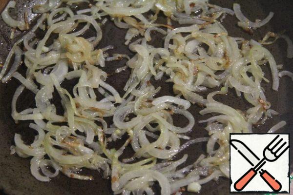 Cut the onion into thin half-rings and fry in vegetable oil until Golden, stirring constantly.
