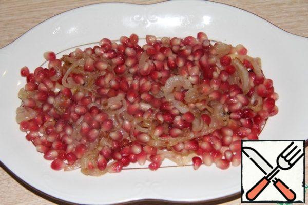 Put the onion and pomegranate on a plate.