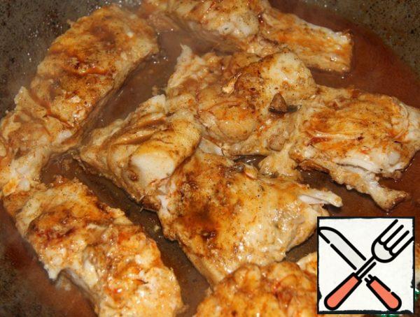 Put the fish in the pan with the skin (do not turn it over!) and fry for 5-7 minutes, constantly pouring oil with spices.