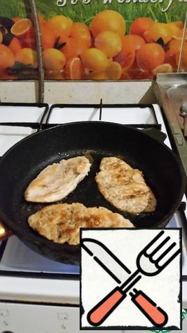 To prepare this dish, I take 4 pieces of chicken fillet, cut it lengthwise into 2 parts, remove the films and tendons, chop, salt and pepper to taste. Fry in vegetable oil.