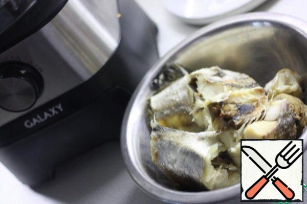 Soak the gelatin in 90 ml of water.
This time I used a special mixture for aspic from fish.
Boil the eggs.
Grate on a coarse grater.Boil the fish in salted water.
Strain the broth. We will need 500 ml, in which we need to dilute the gelatin.