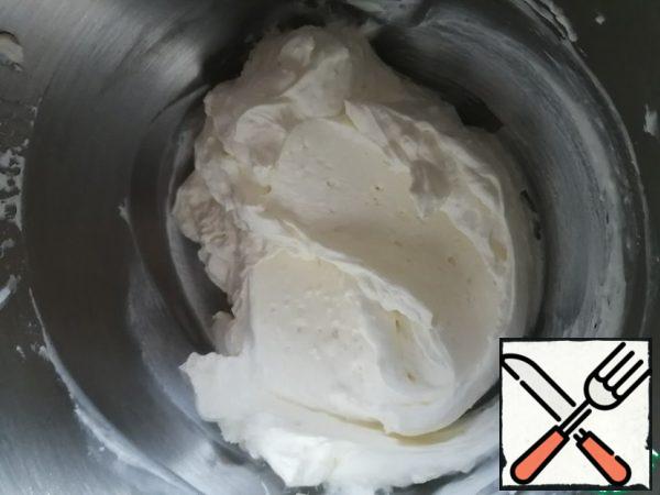Preparing the cream.
In the bowl, mix cream cheese and sugar. Whisk until smooth. Then add 33% cream and whisk until a lush, stable mass.