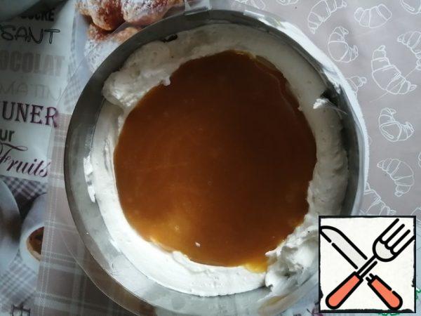 Caramel.
Heat the sugar in a dry frying pan or saucepan until the sugar dissolves and darkens. Pour in the hot cream and orange juice. Boil until smooth. Then add the butter and mix. Cover with a film "in contact" and refrigerate to cool.