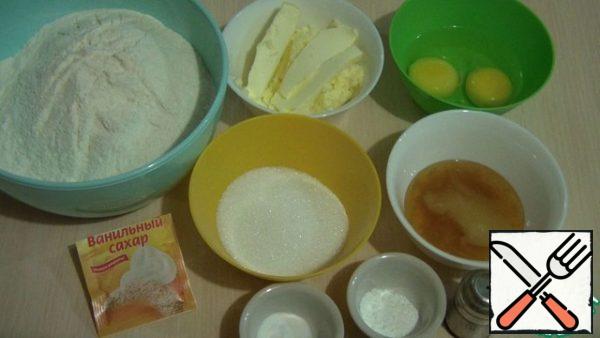 Prepare the ingredients for the dough. We will sift the flour in advance, so it will be saturated with oxygen, which will make the baking more lush. We'll take butter, eggs and honey. You will also need regular and vanilla sugar.