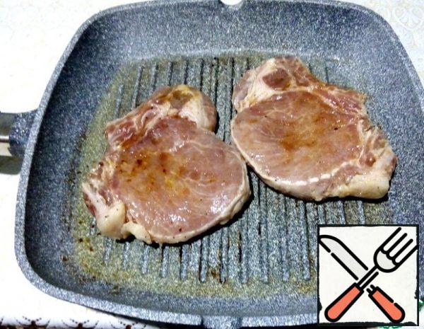 Preheat the grill pan . Remove the marinade from the meat so that it does not burn and fry on medium heat from 2 sides until ready, on a low heat.
Transfer to a plate and cover so that the meat juice is well distributed over the meat.