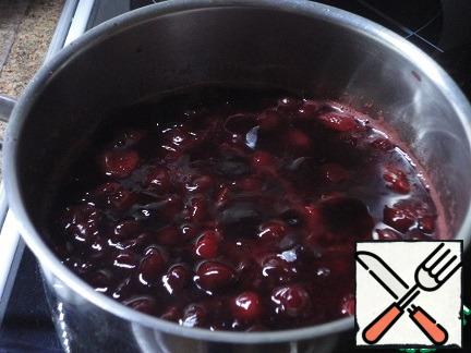 Defrost the cherries , pour 100 ml of the extracted juice, in which dilute the starch. Add 5 tablespoons of sugar to the cherries , bring to a boil, pour in the juice with starch, stir and set aside to cool.