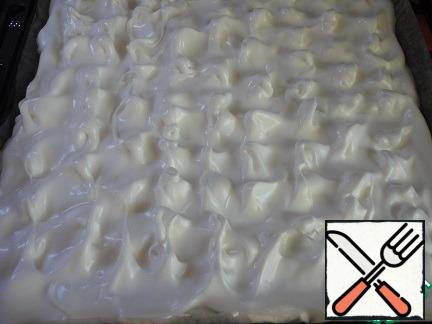 Whisk the whites to steady peaks , gradually adding sugar and vanilla sugar. The second paper billet is also liberally greased with vegetable oil, spread the proteins. First, we level , then make waves with a silicone spatula. Bake for 40 minutes at a temperature of 100 *. Please note that this is not meringue, there should not be a dry crust. The mass remains tender and soft. After the specified time, I slightly open the oven and leave the meringue for another 10 minutes.