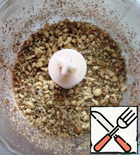 Sponge:
Walnuts will be crushed with a blender.