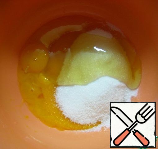 Add to the yolks 140 grams of sugar and honey, beat the mass until it becomes light.