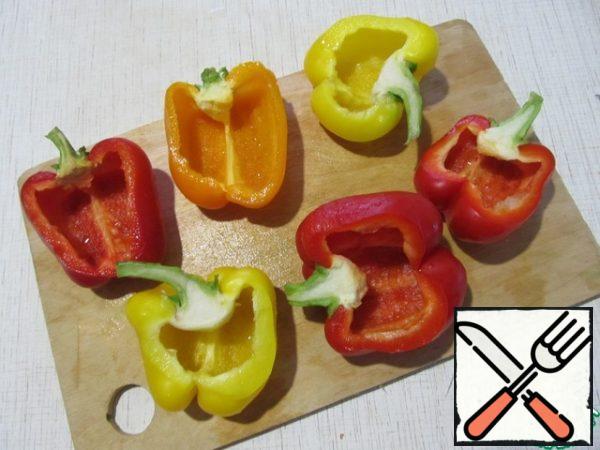 Wash the peppers , carefully cut in half lengthwise through the stalk. Clear the seeds.It is better to choose four-chamber peppers.
