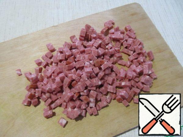 Cut the sausage into cubes.