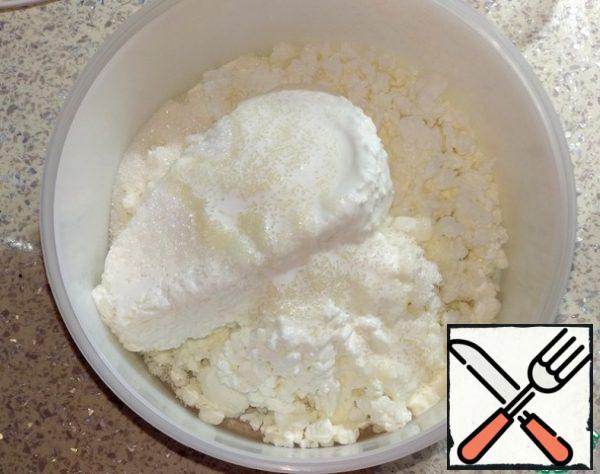 Add 2 tablespoons of sugar and 50 ml of cream to the curd.