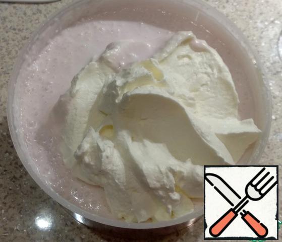 Add cream to the cottage cheese with jelly, gently mix with a spatula.