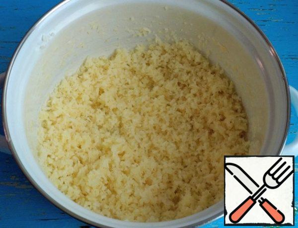 Put the coconut shavings, sugar and butter in a saucepan. Put on fire. Heat until until the butter is completely melted. Allow to cool. Distribute the shavings on the slightly frozen cake, then put them in the refrigerator until completely solidified.