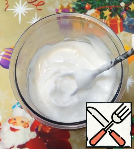 Prepare all the ingredients for the sponge cake : whisk the whites with half a portion of sugar and a pinch of salt on medium speed (10 minutes).