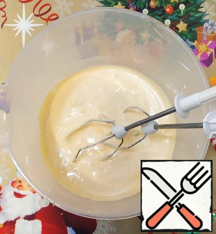 In another bowl, beat the yolks with the second half of the sugar and vanilla until the mass increases three times (7-10 minutes).