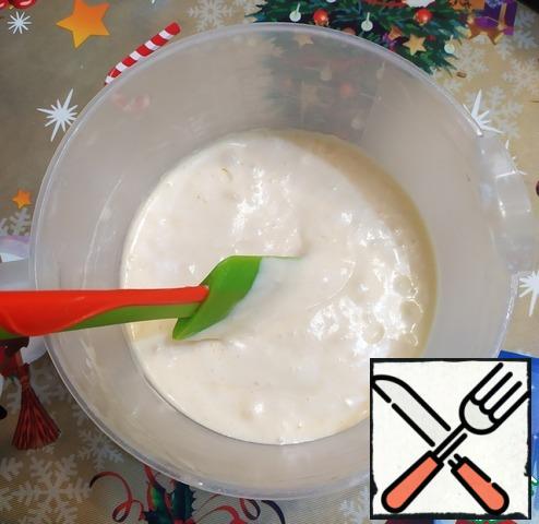 Melt the butter. The flour together with the cornstarch and sift twice. Add the third part of the meringue to the yolks with a spatula. Sift the dry ingredients on top and mix gently. Mix 2 tbsp of the dough with the butter and return to the bowl. Stir in the remaining meringue.