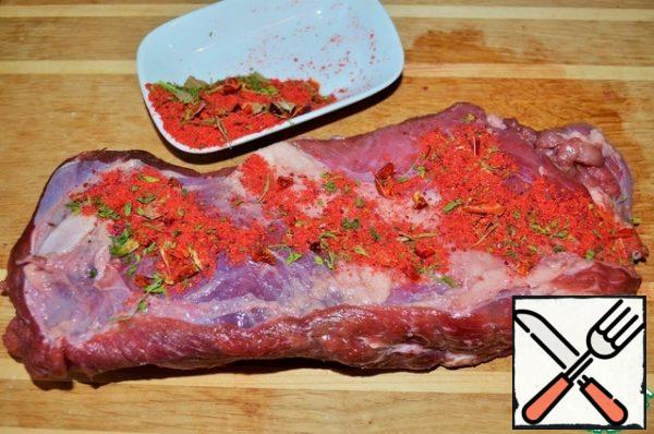 Mix the spices and coat the meat with them.