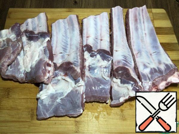 Pork ribs are washed and cut into portions. Fry the ribs until golden brown in a frying pan with 3 tablespoons of vegetable oil.