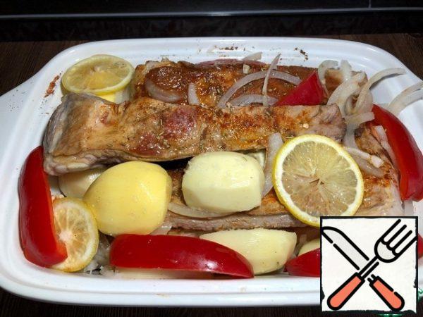 We put the fried ribs in a heat-resistant mold, put half of the pickled onion on the bottom of the mold and sprinkle with rosemary. Then sprinkle each rib with salt, pepper, paprika and coriander, put potato slices, chopped bell pepper, pickled onions and mushrooms between the ribs. Add salt to taste and pour lemon juice and vegetable oil. Place lemon slices on top. The form is covered with a lid or foil.
Put in a preheated 180 gr. oven for 60 minutes.