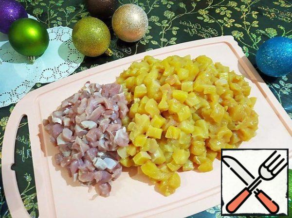 Cut the chicken breast and turkey thigh into small pieces, no more than 1 cm.