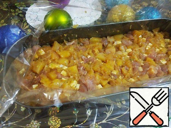 We put the baking sleeve into the mold, put our mass there and seal it well.