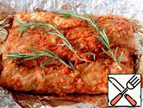 Put the meat on three or four layers of foil, put three sprigs of fresh rosemary on top. Wrap it tightly and put it in a mold, at the bottom of which pour a glass of water. Place in the oven at 170 °C for 60-70 minutes.