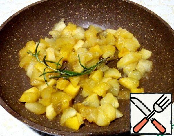 Meanwhile, prepare the apples. Peel them, cut them into cubes, put them in a frying pan, add sugar, water and a sprig of rosemary. Constantly stirring, put out for five minutes , until the liquid evaporates.
