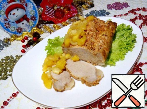 The finished meat can be cut hot, or you can cool it, as in my case. Serve the meat with apples and serve on the table.